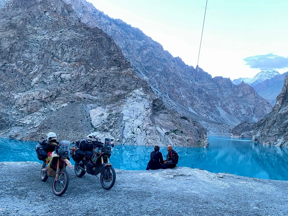 Jezioro Attabad - Idealne miejsce na sesję zdjęciową dla par.