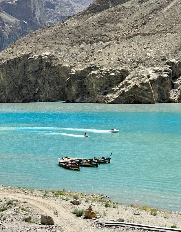 Skutery wodne to największa atrakcja jeziora Attabad