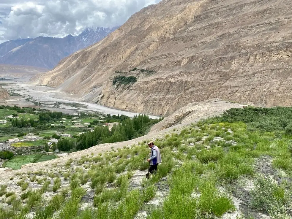Mieszkaniec wsi wybrał się na wzgórze, by udrożnić rowy irygacyjne nawadniające pola poniżej