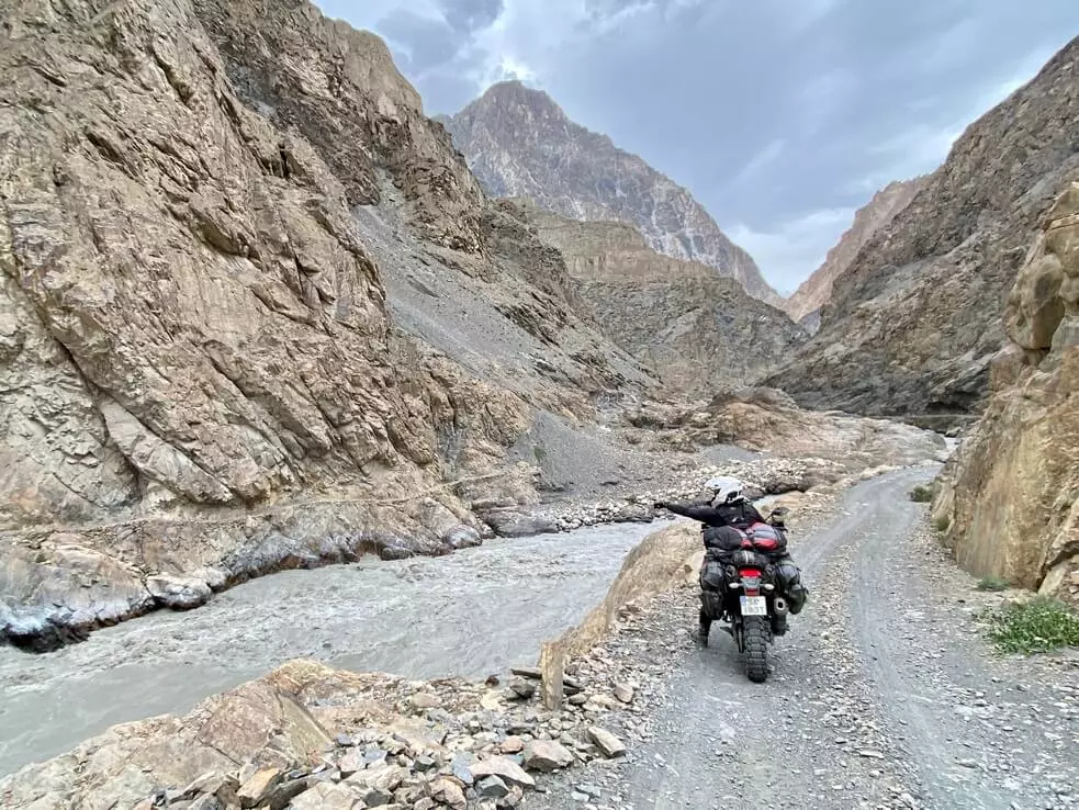Gdzieniegdzie widać stary szlak do doliny Shimshal – tędy szło się 3 dni