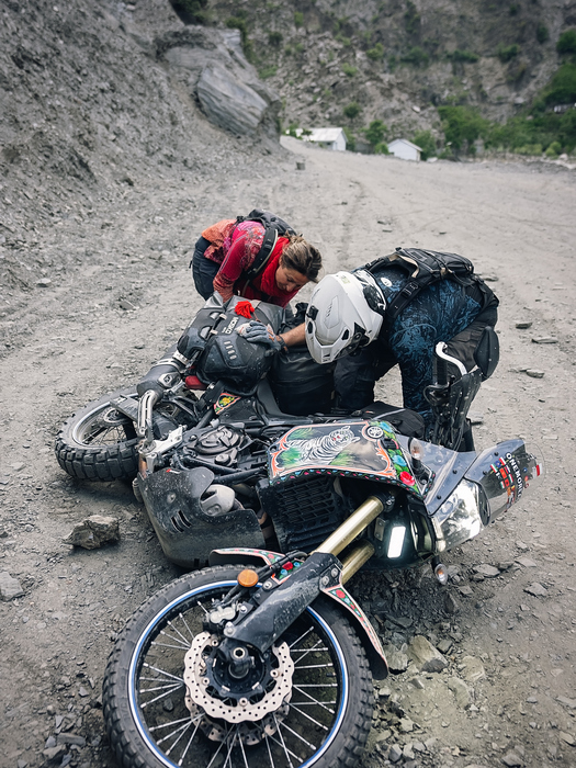 The two of us lift the motorcycle.